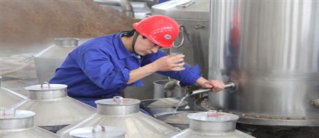 賈湖酒業自動化釀酒車間一角